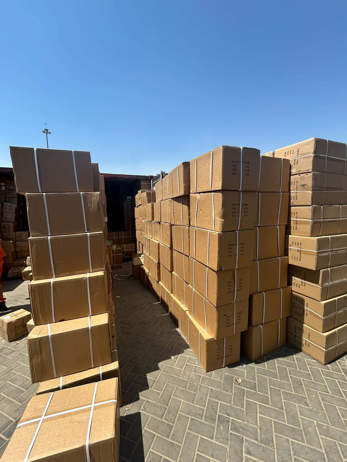 البضائع التجارية ومستلزماتها المتنوعة